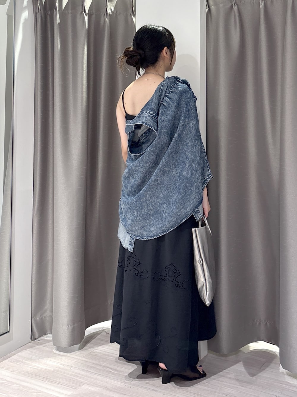 ブラック系のワンピース、ブルー系のシャツ/ブラウス、ブラック系のサンダルを着用したレディースの夏コーディネートの3枚目の写真