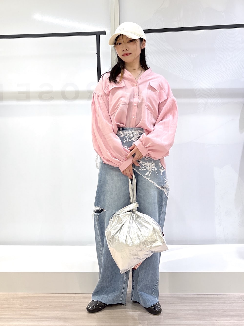 ブラック系のその他シューズ、ピンク系のシャツ/ブラウス、ブルー系のデニムパンツを着用したレディースの春コーディネートの2枚目の写真