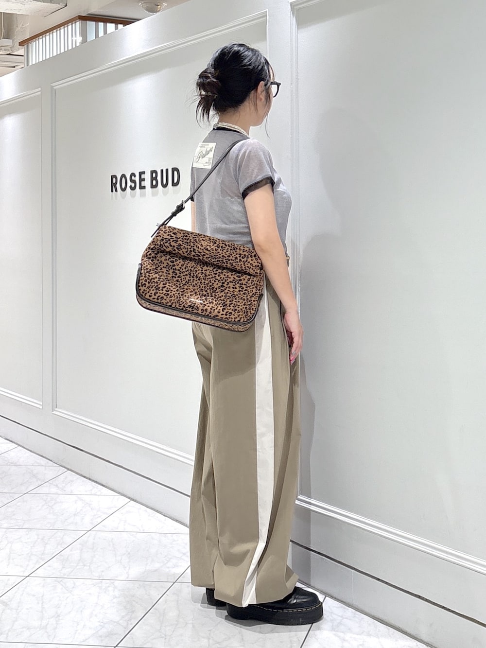 ブラック系のブーツ、ベージュ系のその他パンツ、グレー系のシャツ/ブラウスを着用したレディースの夏コーディネートの3枚目の写真