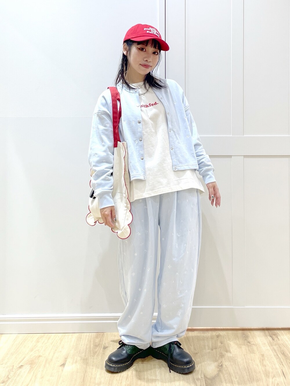 ホワイト系のトートバッグ、ブルー系のスウェット、ホワイト系のTシャツ/カットソーを着用したレディースの秋コーディネートの2枚目の写真