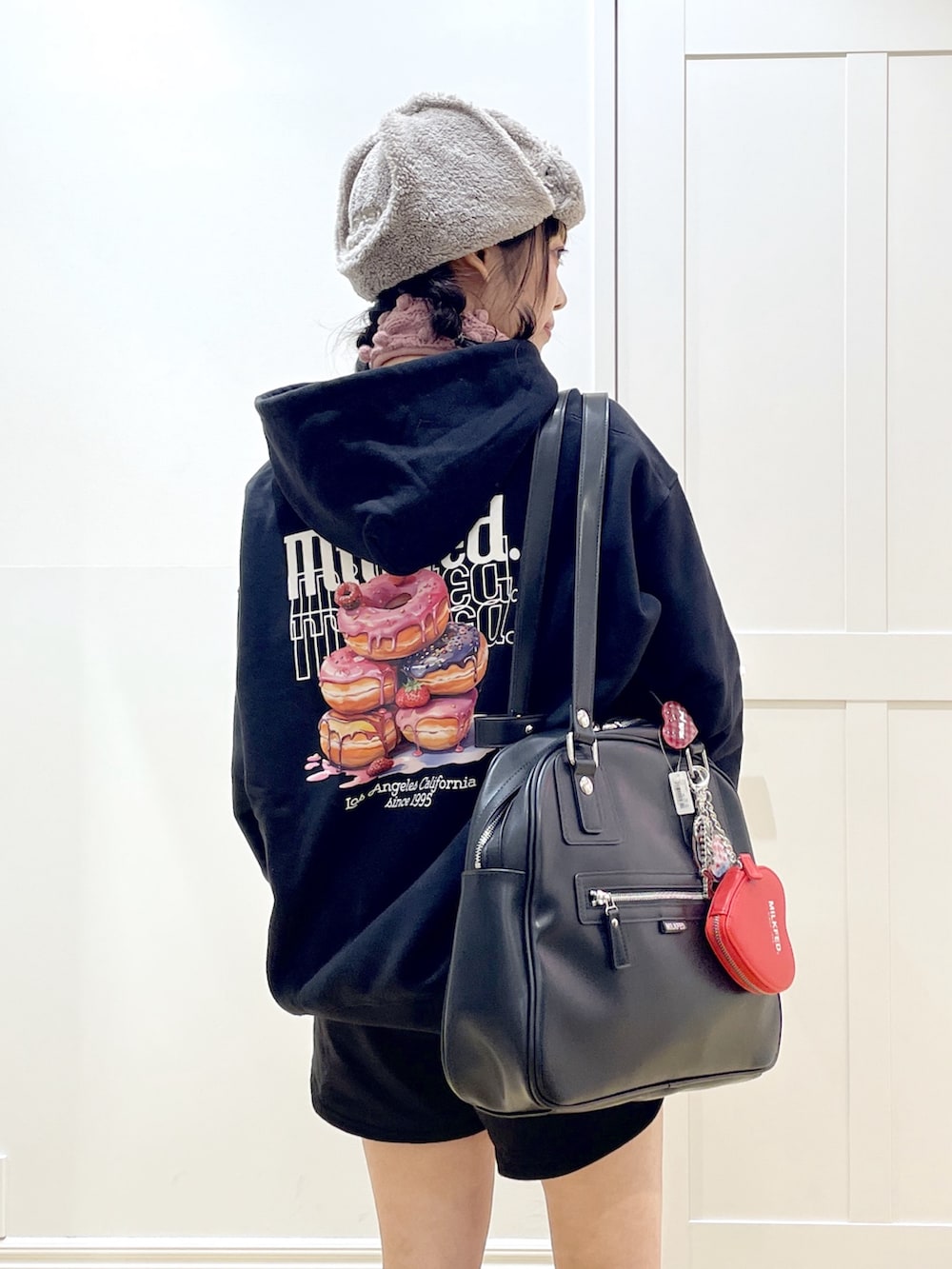 ブラック系のボストンバッグ、ブラック系のスウェットパンツ、ブラック系のパーカーを着用したレディースの秋コーディネートの4枚目の写真