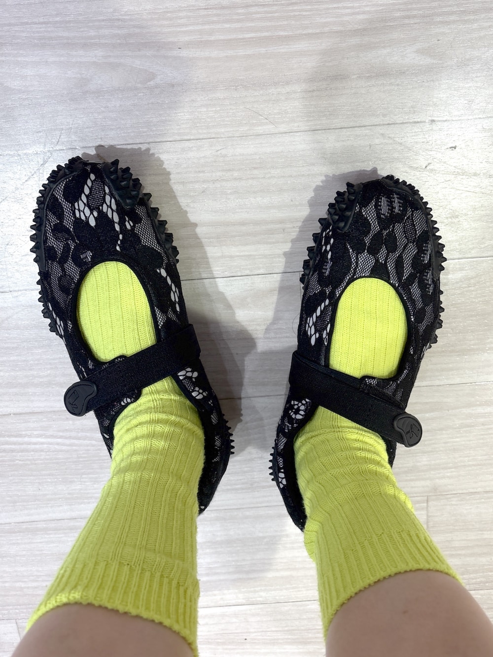 ブラック系のスニーカー、ベージュ系のシャツ/ブラウス、ブラック系のスカートを着用したレディースの夏コーディネートの4枚目の写真