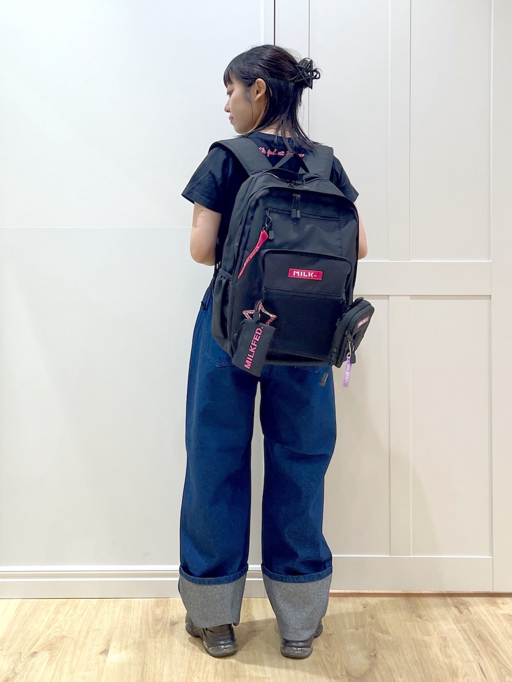 ブラック系のTシャツ/カットソー、ブルー系のデニムパンツ、ブラック系のサンダルを着用したレディースの夏コーディネートの2枚目の写真