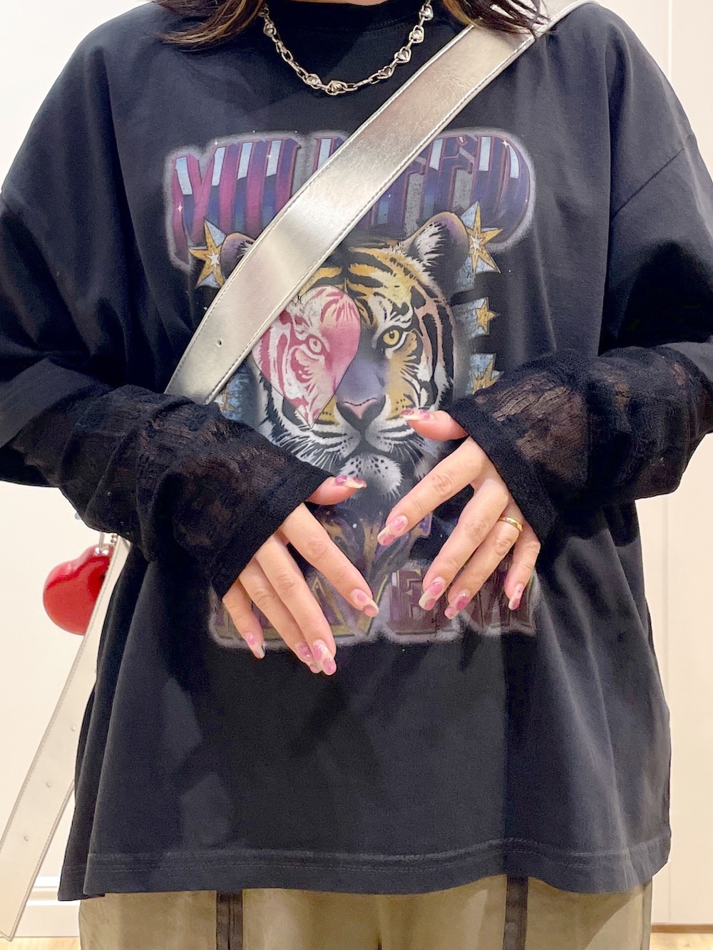 ブラック系のTシャツ/カットソー、シルバー系のショルダーバッグ、ブラック系のブーツを着用したレディースの夏コーディネートの4枚目の写真