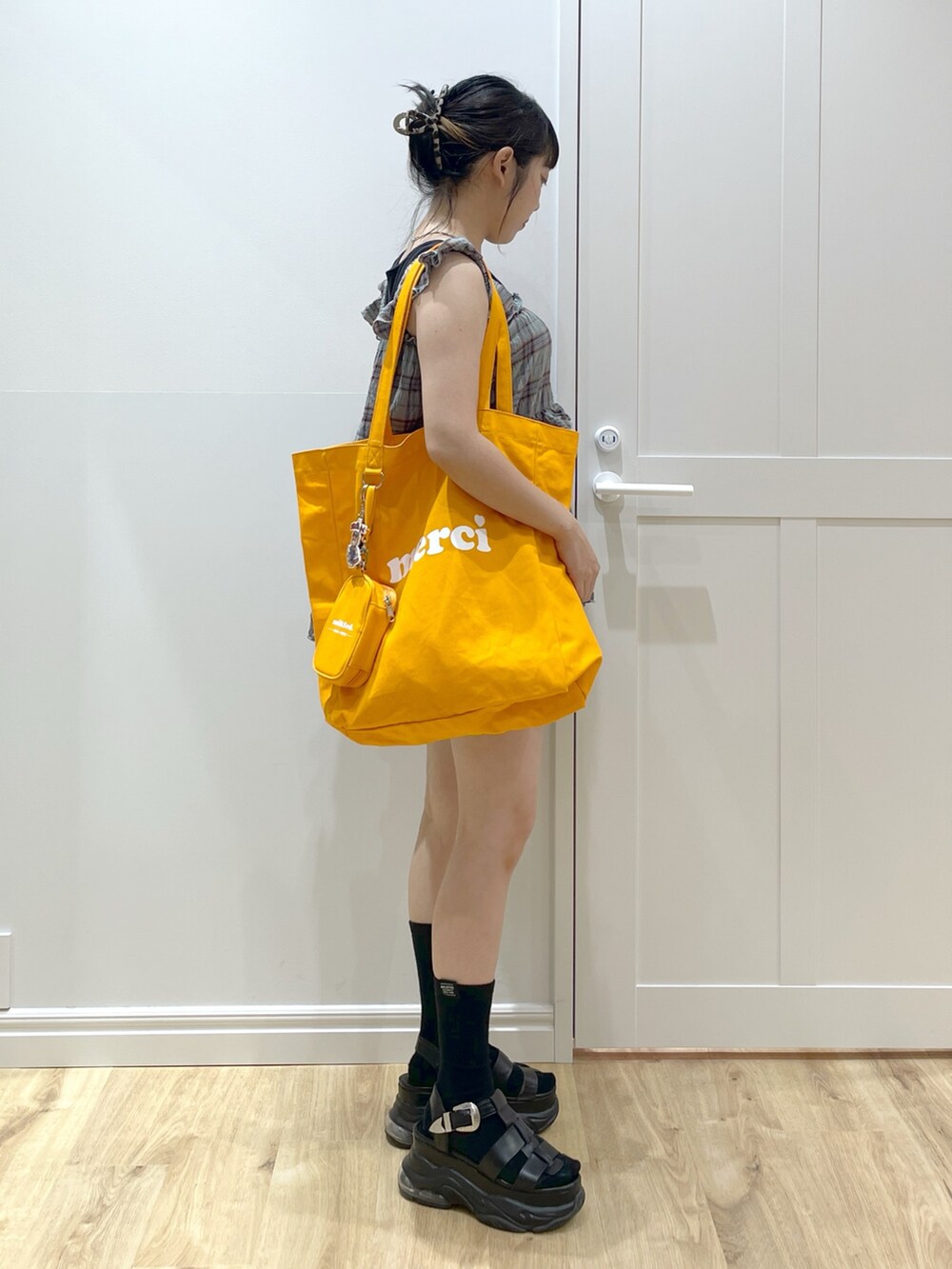 グリーン系のTシャツ/カットソー、ブラック系のスウェットパンツ、ブラック系のサンダルを着用したレディースの夏コーディネートの2枚目の写真