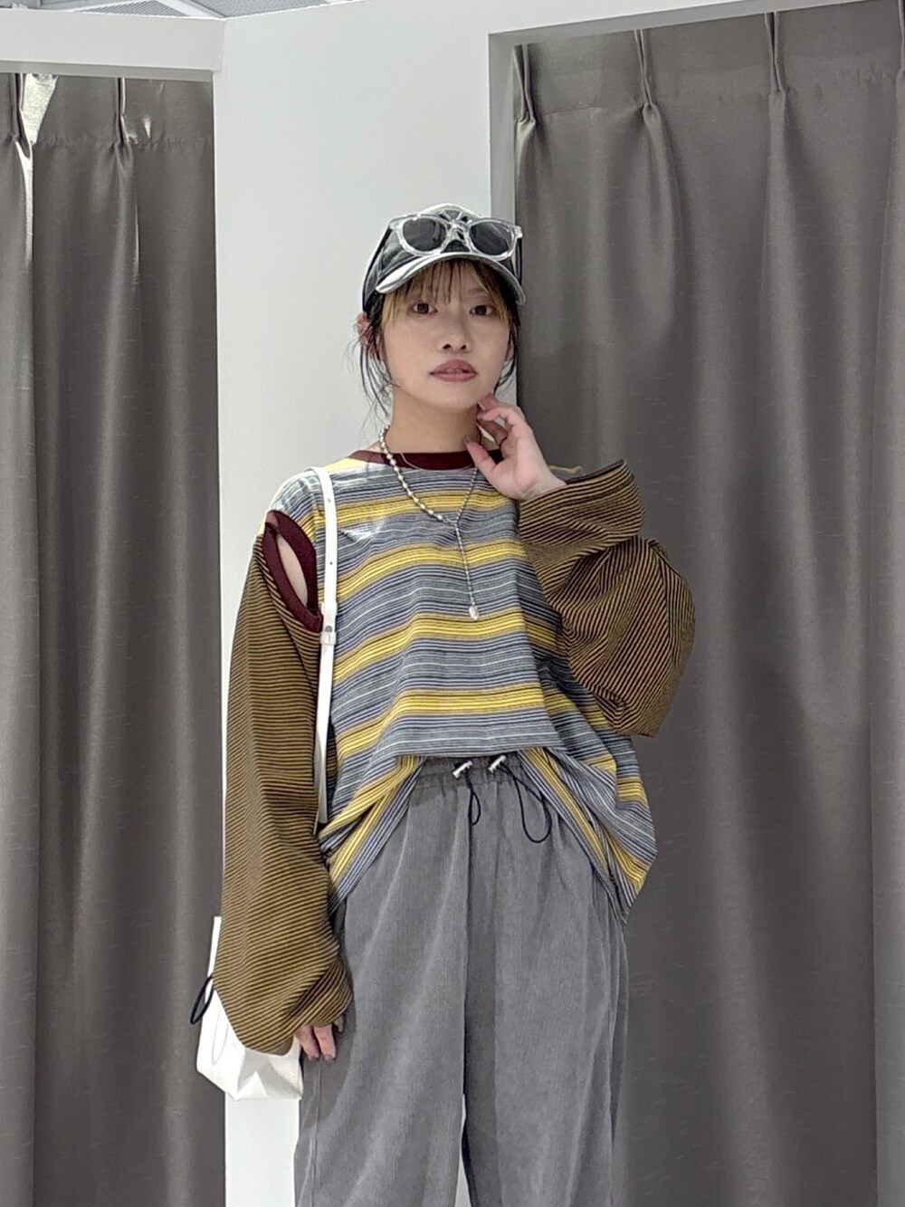 グレー系のその他パンツ、イエロー系のTシャツ/カットソー、ブラック系のスニーカーを着用したレディースの夏コーディネートの5枚目の写真