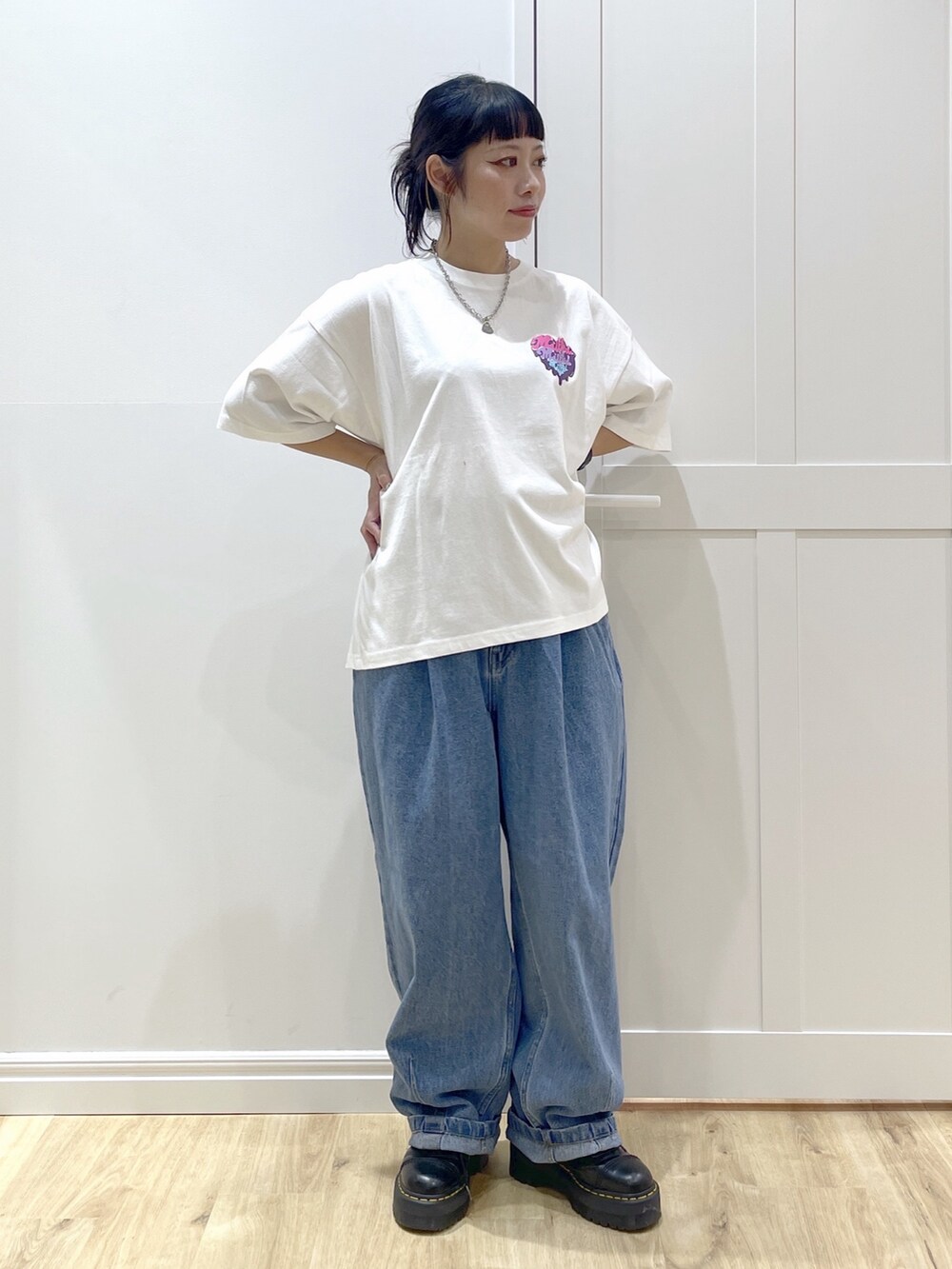 ブラック系のブーツ、ホワイト系のTシャツ/カットソー、ブラック系のパーカーを着用したレディースの秋コーディネートの5枚目の写真