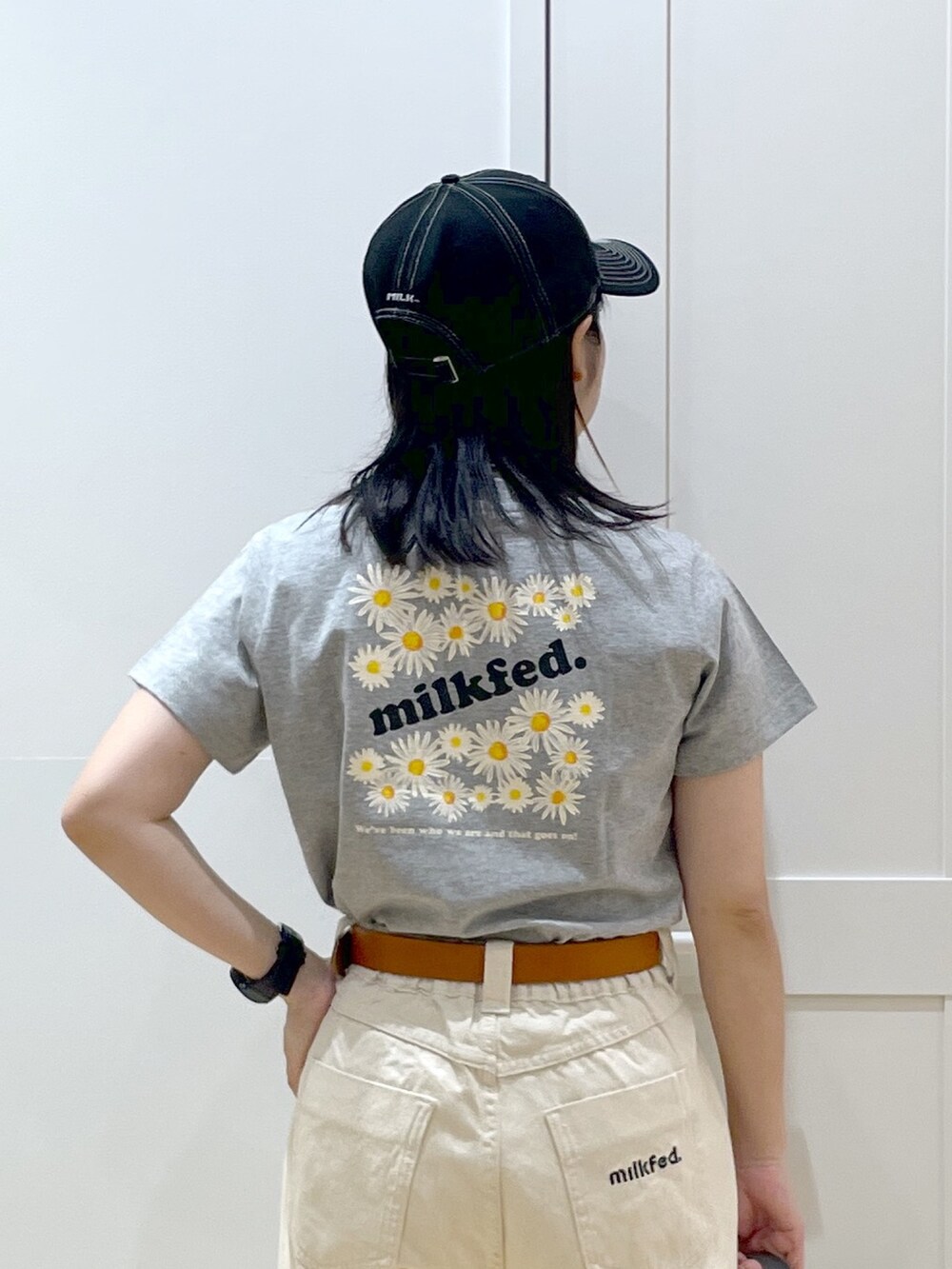 ホワイト系のデニムパンツ、ブラック系のブーツ、グレー系のTシャツ/カットソーを着用したレディースの夏コーディネートの7枚目の写真