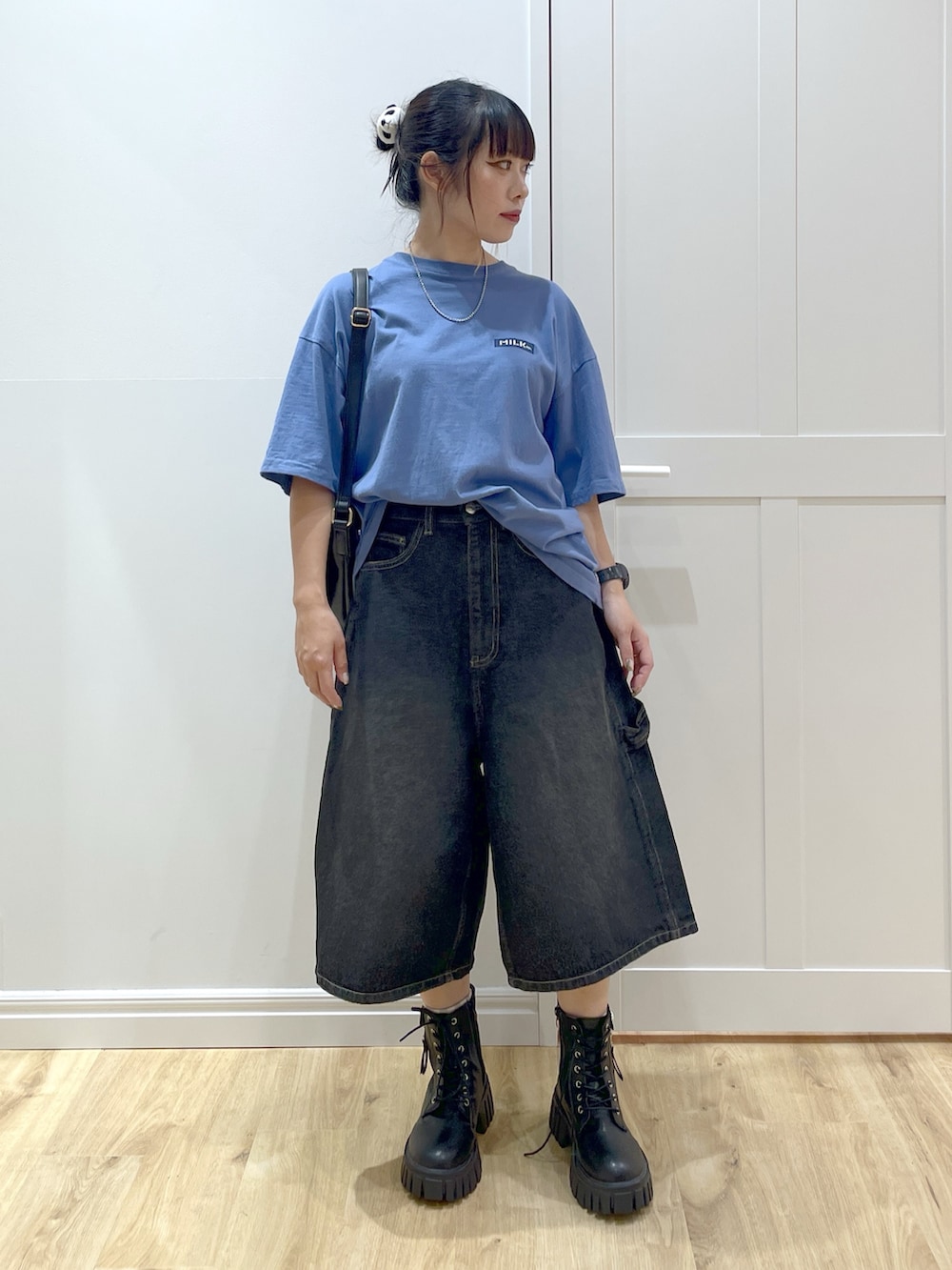 ブルー系のTシャツ/カットソー、ブラック系のデニムパンツ、ブラック系のショルダーバッグを着用したレディースの秋コーディネートの2枚目の写真