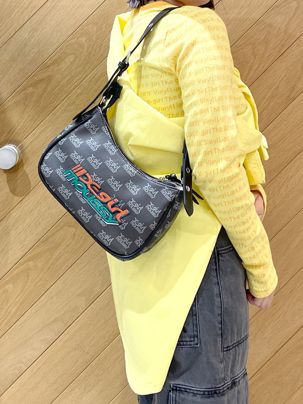 ブラック系のカーゴパンツ、イエロー系のシャツ/ブラウス、イエロー系のTシャツ/カットソーを着用したレディースの春コーディネートの3枚目の写真