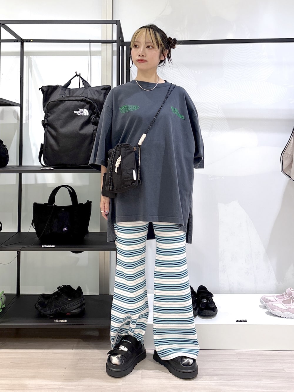 ブルー系のTシャツ/カットソー、ブラック系のショルダーバッグ、ブラック系のサンダルを着用したレディースの春コーディネートの3枚目の写真