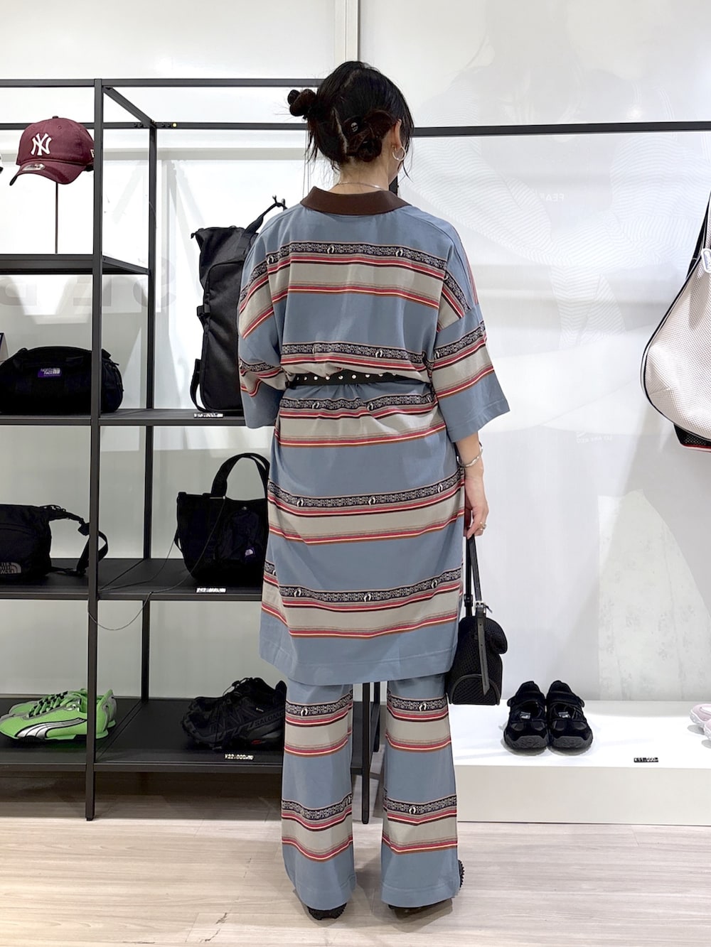ブラック系のショルダーバッグ、ブルー系のワンピース、ブルー系のその他パンツを着用したレディースの春コーディネートの3枚目の写真