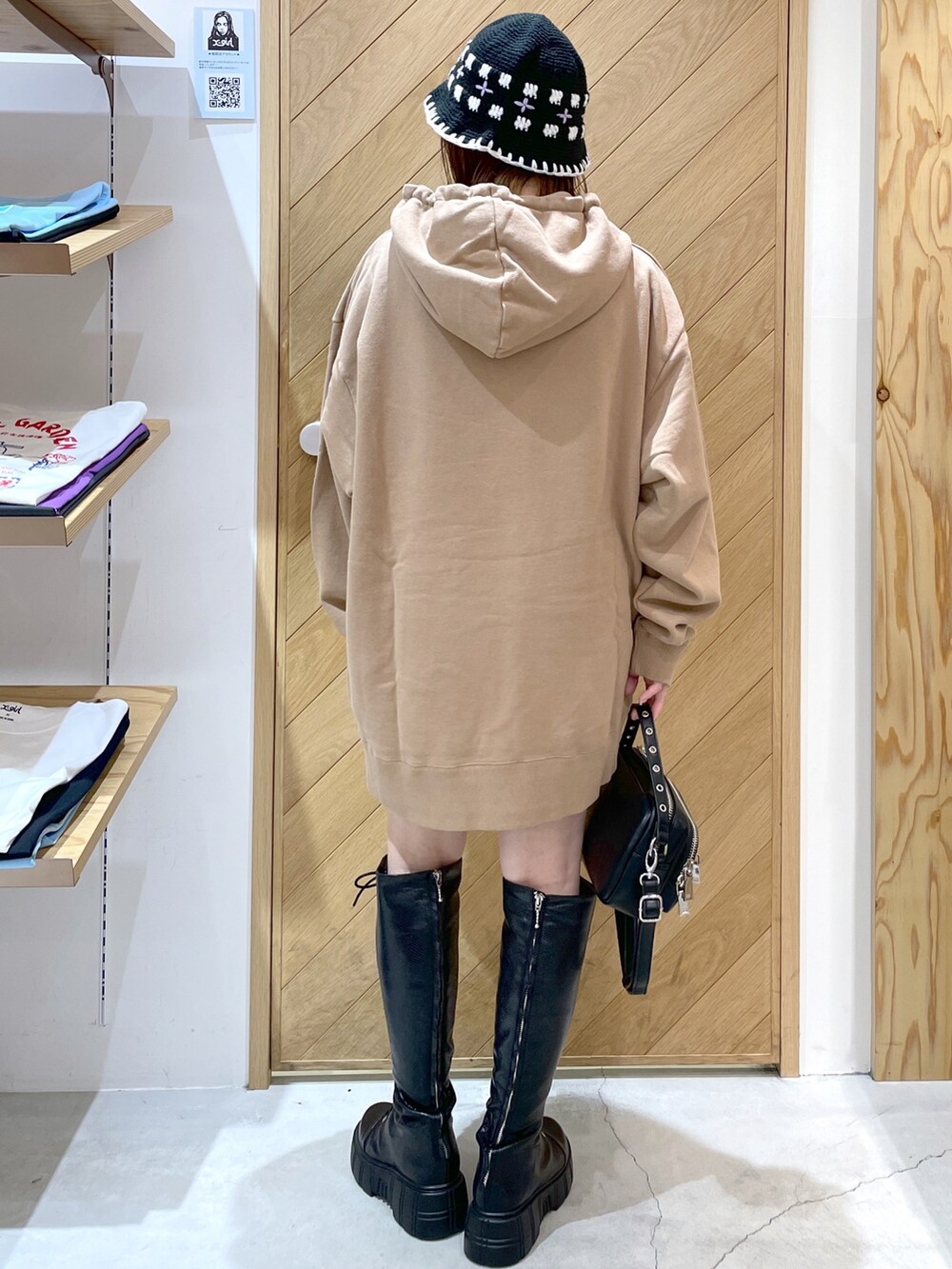 「秋服準備はじめました、x-girl、エックスガール、ジュエティ、オーバーサイズ、フーディー、ニットハット、ロングブーツ、レースアップブーツ、ストリートMIX、低身長コーデ、ショルダーバッグ、ミニバッグ、相互フォロー、ブーツ」｜「X-girlのFAUX LEATHER 2WAY SHOULDER BAG/フェイクレザー ショルダーバッグ/ハンドバッグ（ショルダーバッグ、ブラック系）」を使った、SAKI 🍣さん（レディース・151cm）の秋コーディネートの4枚目の写真