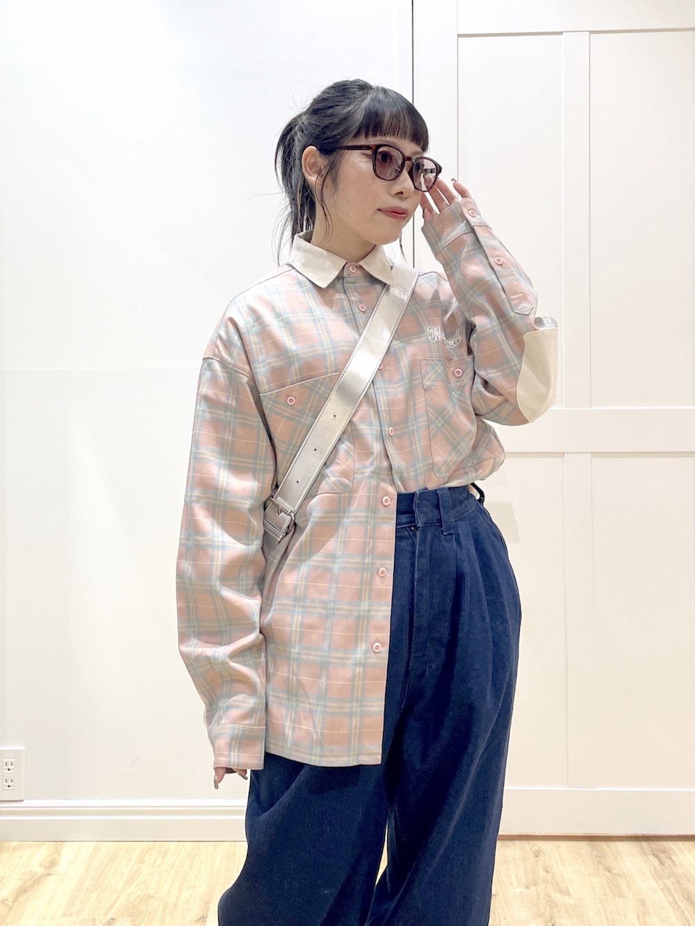 ブルー系のデニムパンツ、ピンク系のシャツ/ブラウス、シルバー系のショルダーバッグを着用したレディースの秋コーディネートの6枚目の写真