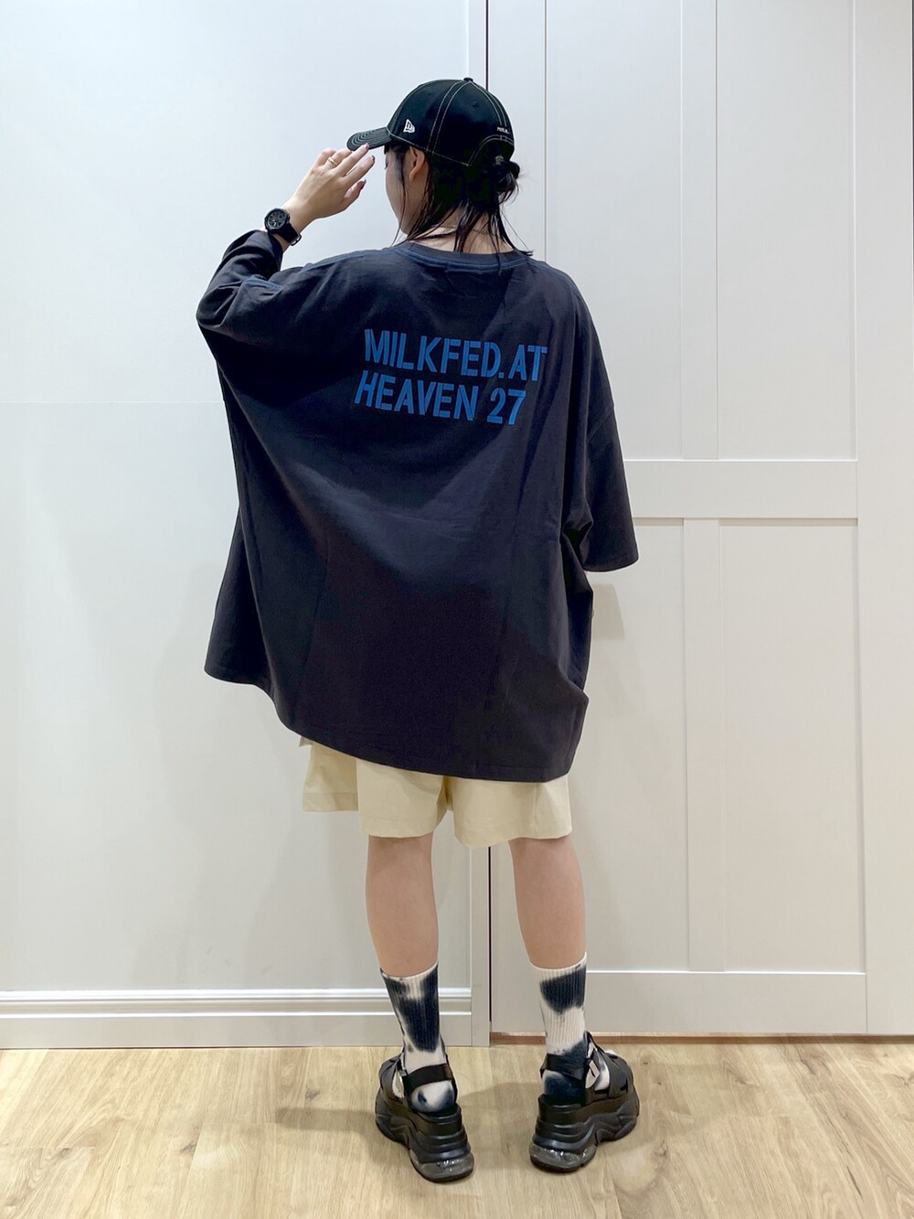 ブラック系のサンダル、グレー系のTシャツ/カットソー、ブラック系のバックパック/リュックを着用したレディースの夏コーディネートの5枚目の写真