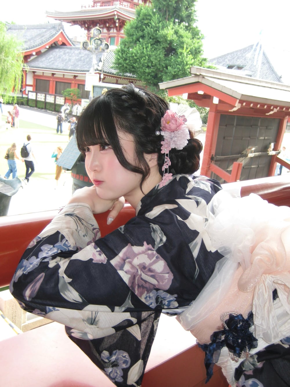 ブルー系の浴衣を着用したレディースの夏コーディネートの3枚目の写真