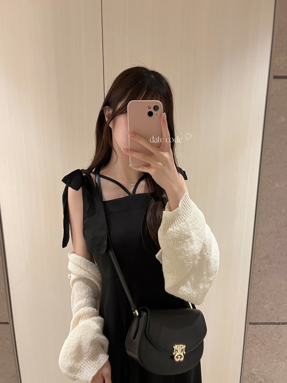 ホワイト系のカーディガン/ボレロ、ブラック系のワンピース、ブラック系のショルダーバッグを着用したレディースの夏コーディネートの2枚目の写真