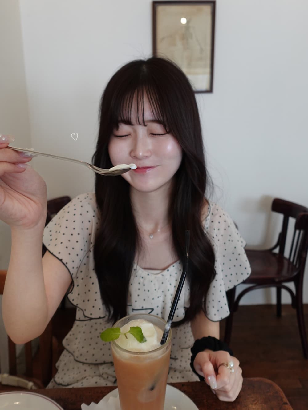 ベージュ系のショルダーバッグ、ホワイト系のワンピース/ドレスを着用したレディースの夏コーディネートの4枚目の写真
