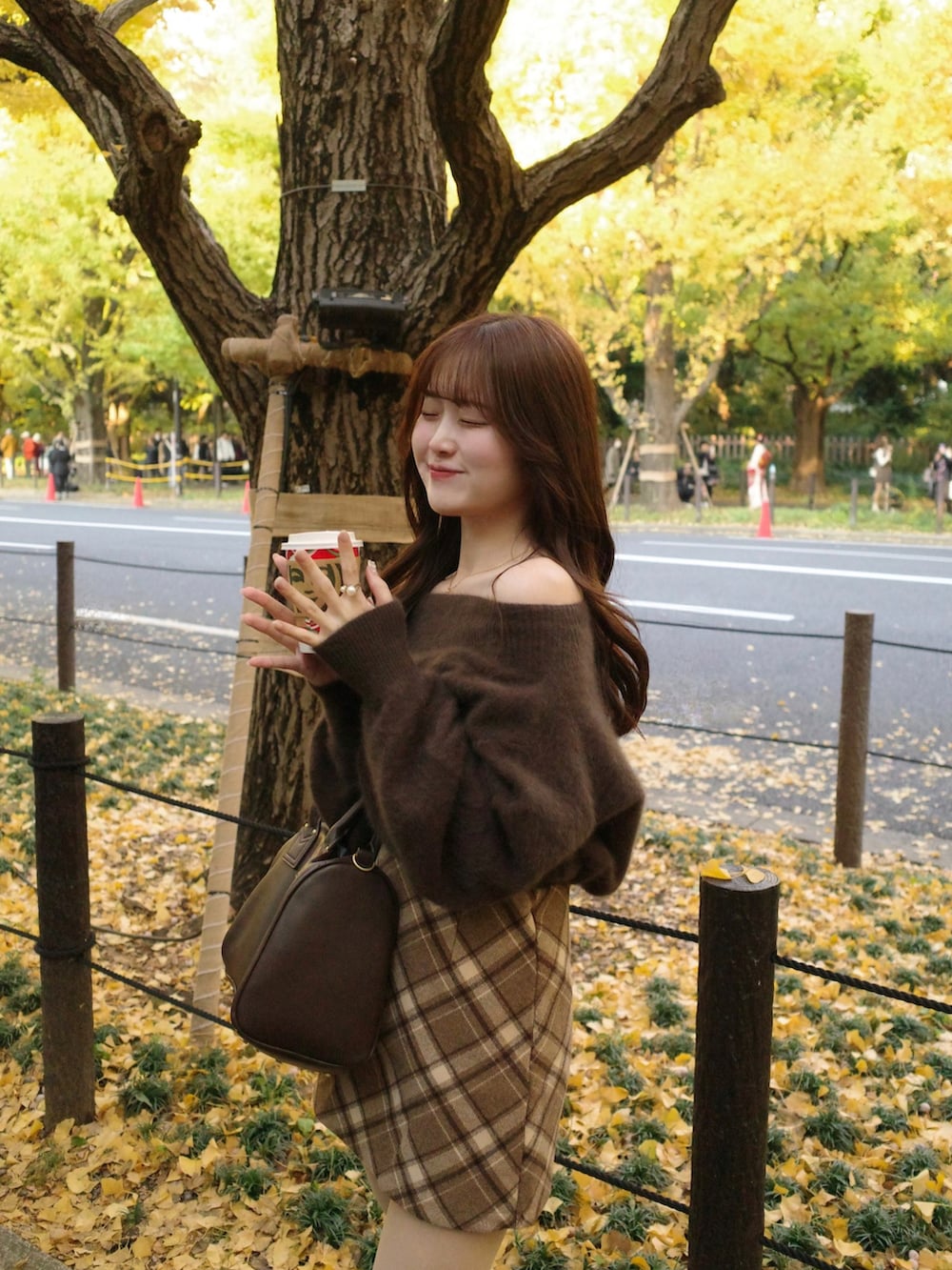 ブラウン系のニット/セーター、その他のスカート、ブラック系のブーツを着用したレディースの秋コーディネートの3枚目の写真