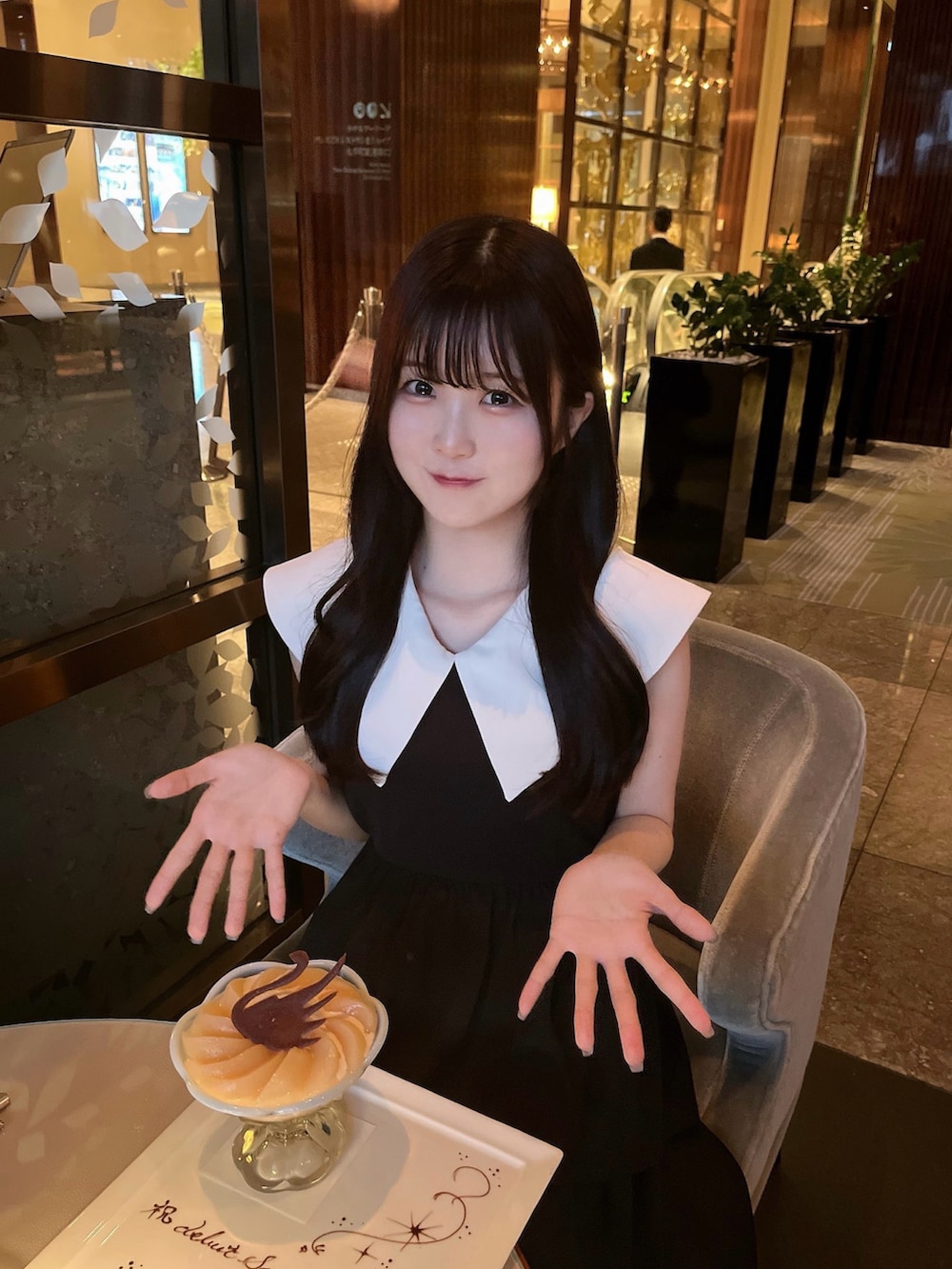 ブラック系のショルダーバッグ、ホワイト系のサンダル、ブラック系のワンピース/ドレスを着用したレディースの夏コーディネートの3枚目の写真