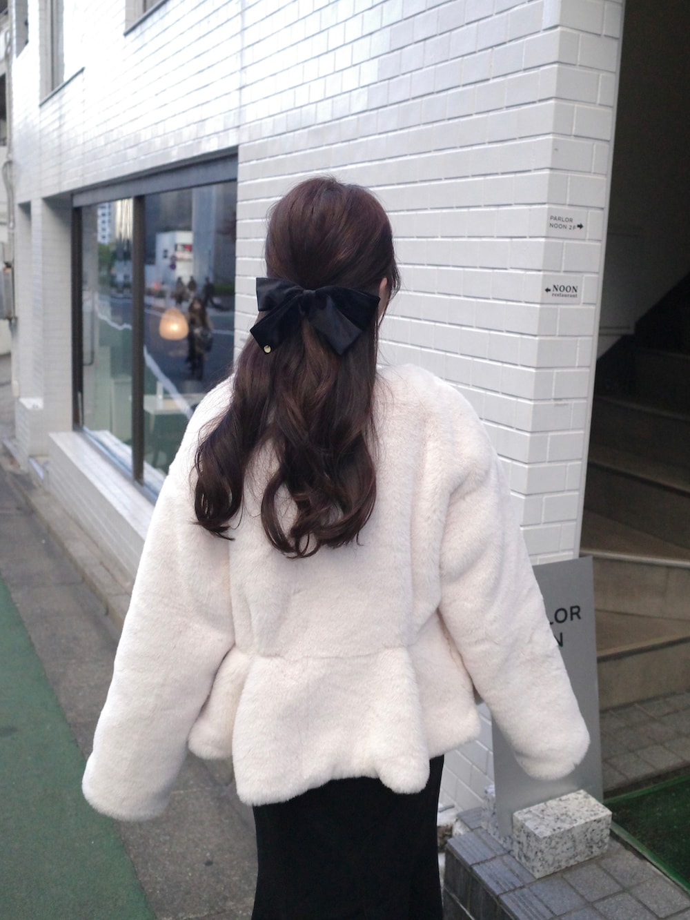 ホワイト系のノーカラーコート、ブラック系のショルダーバッグ、ホワイト系のニット/セーターを着用したレディースの秋コーディネートの4枚目の写真