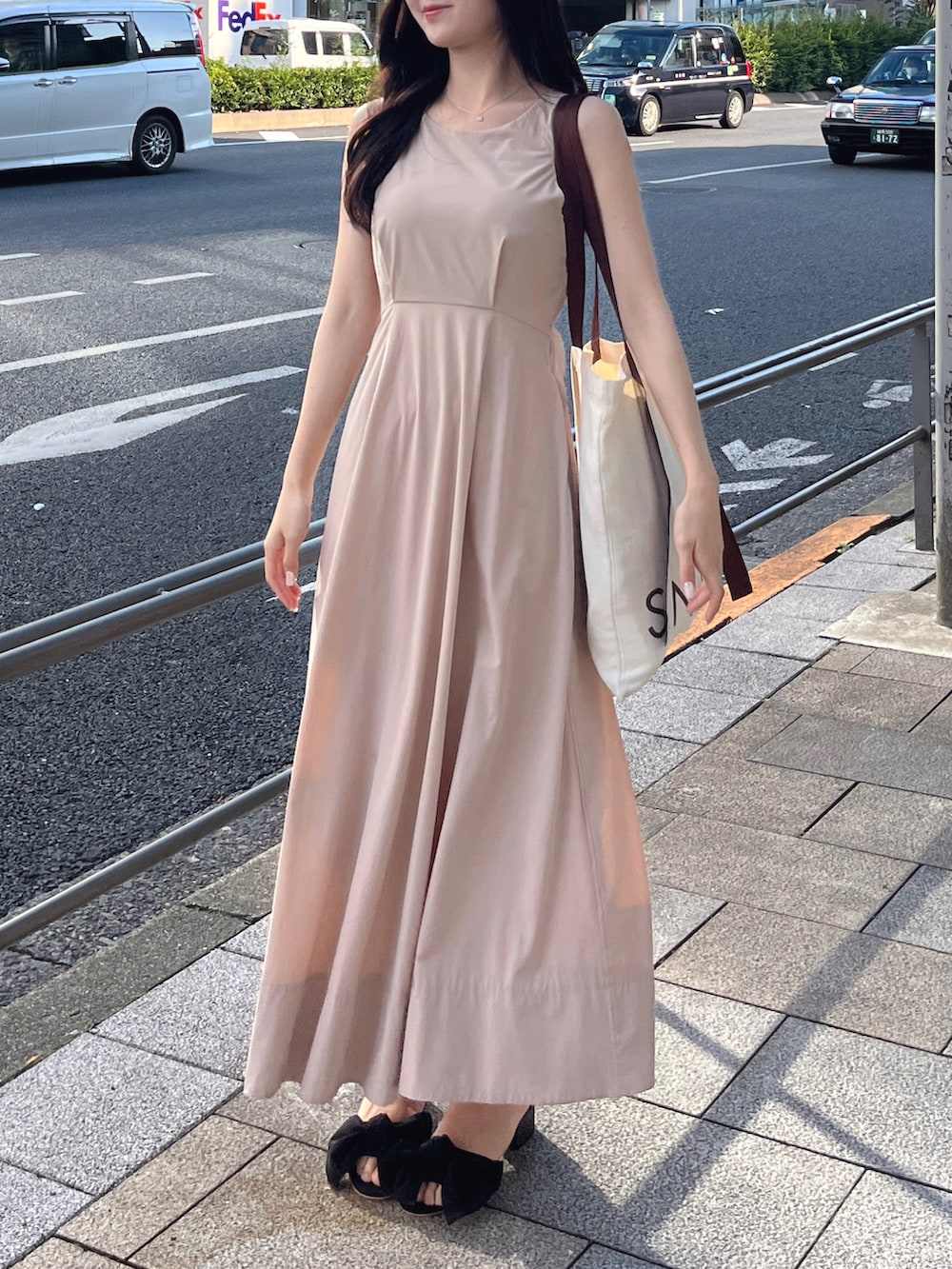 ベージュ系のワンピース/ドレス、ブラック系のサンダルを着用したレディースの夏コーディネートの3枚目の写真