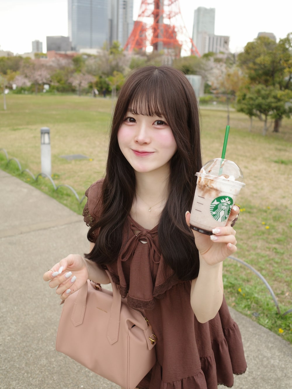 ピンク系のバッグ、ブラック系のローファー、ブラウン系のワンピース/ドレスを着用したレディースの春コーディネートの3枚目の写真