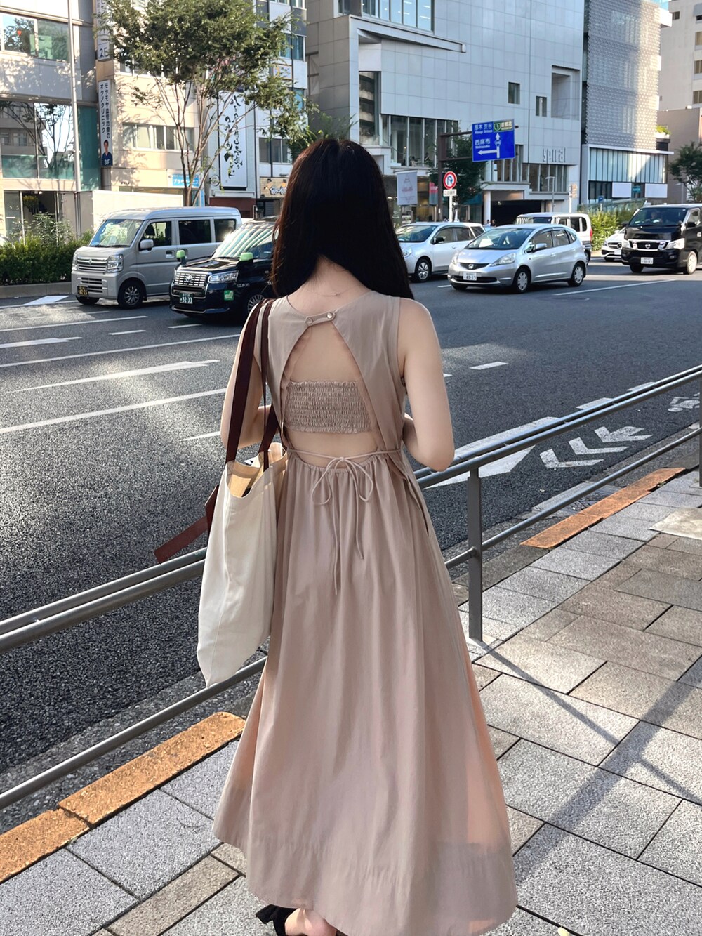 ベージュ系のワンピース/ドレス、ブラック系のサンダルを着用したレディースの夏コーディネートの4枚目の写真