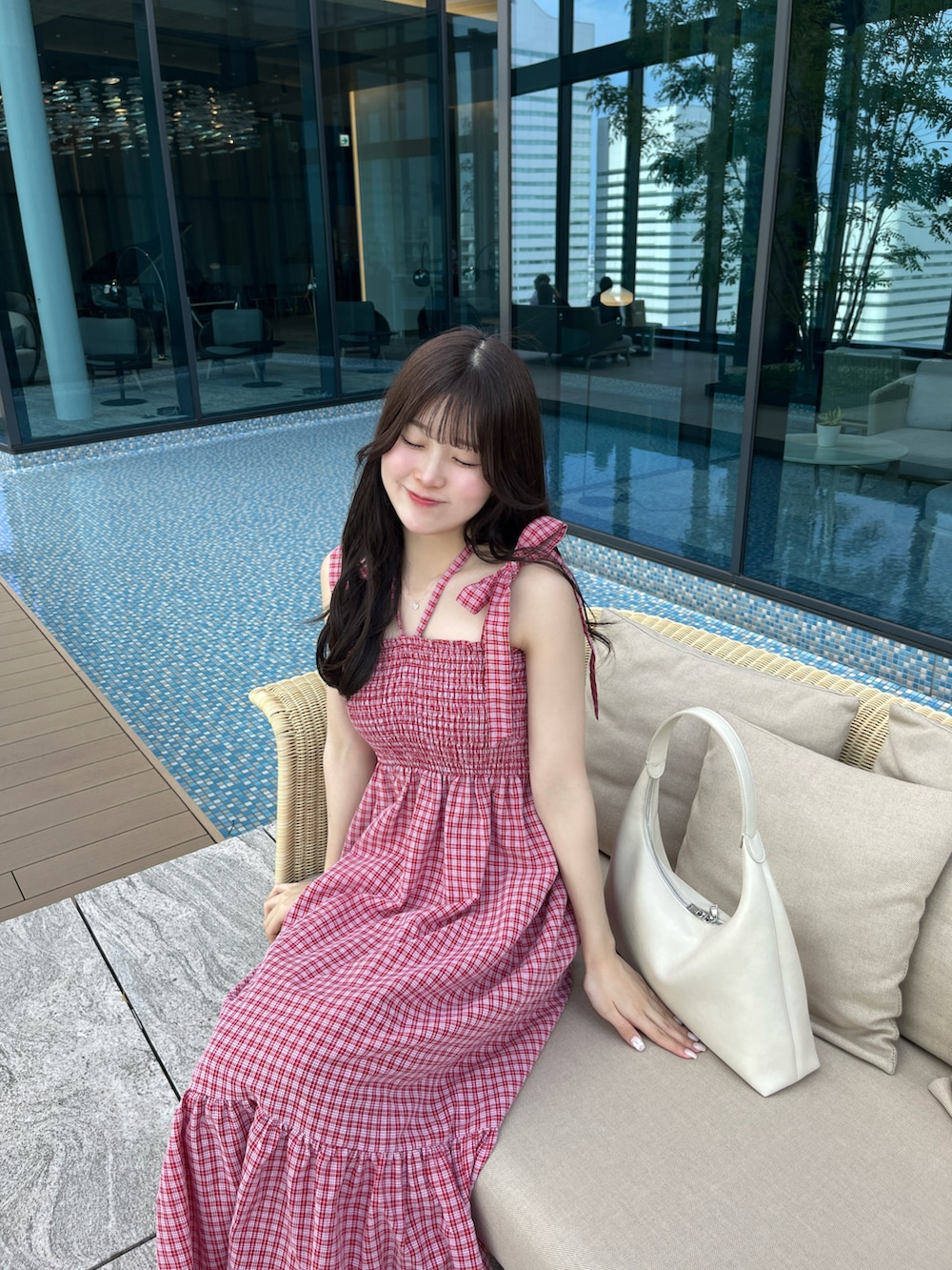 レッド系のワンピース/ドレスを着用したレディースの春コーディネートの2枚目の写真