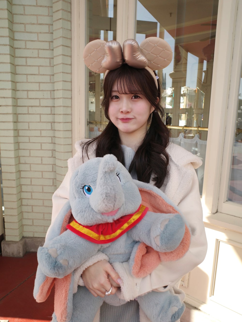 ブルー系のニット/セーター、ホワイト系のダッフルコートを着用したレディースの冬コーディネートの3枚目の写真