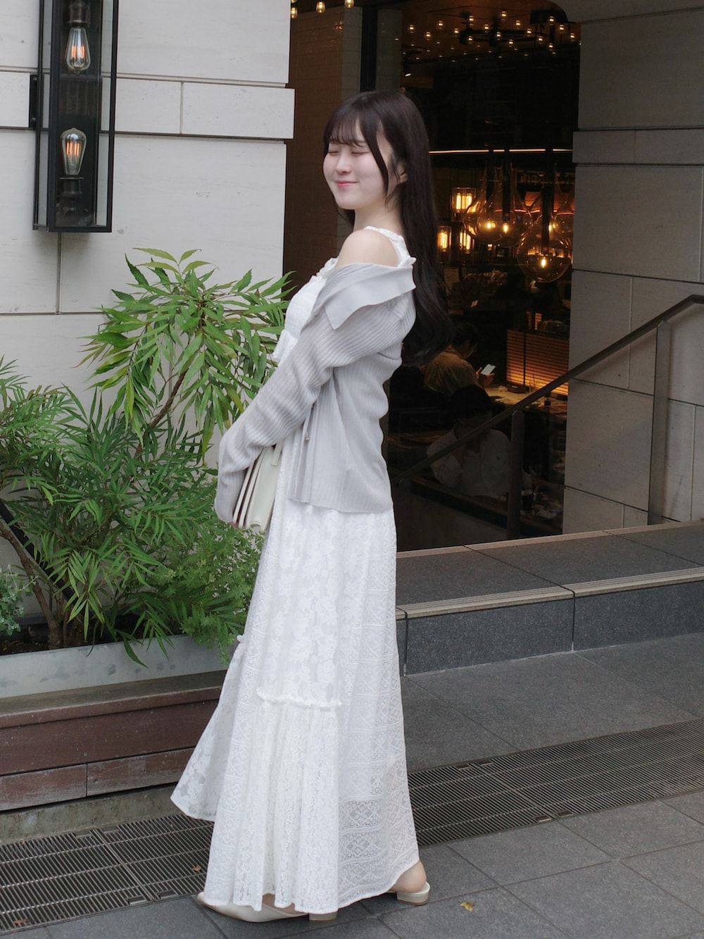 ホワイト系のワンピース、ホワイト系のショルダーバッグ、ホワイト系のサンダルを着用したレディースの春コーディネートの3枚目の写真