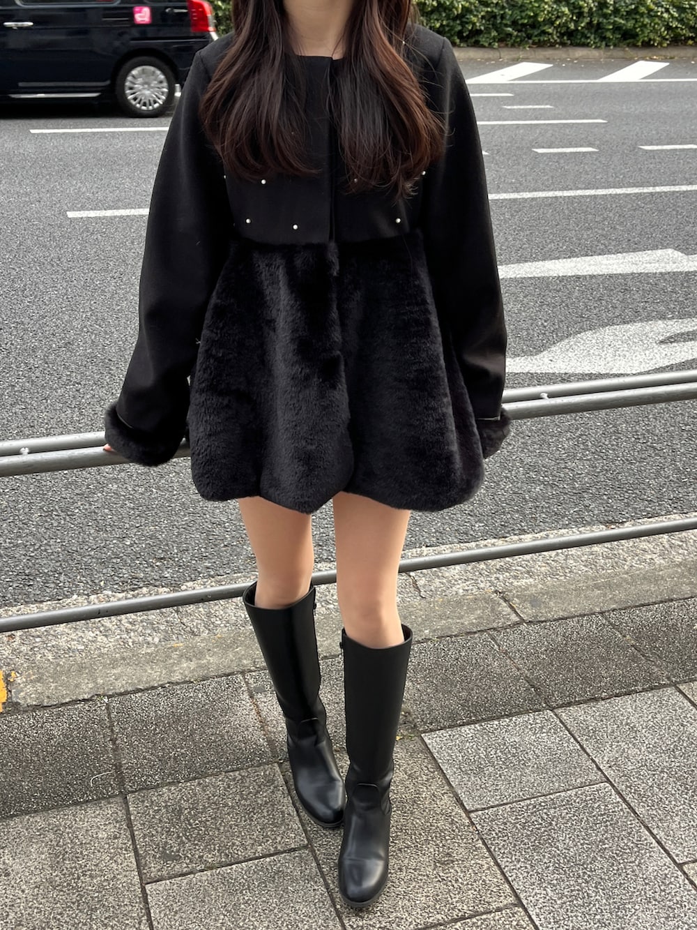 ブラック系のワンピース/ドレス、ブラック系のブーツを着用したレディースの冬コーディネートの4枚目の写真