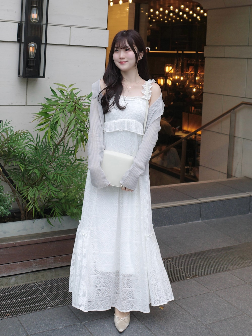 ホワイト系のワンピース、ホワイト系のショルダーバッグ、ホワイト系のサンダルを着用したレディースの春コーディネートの2枚目の写真