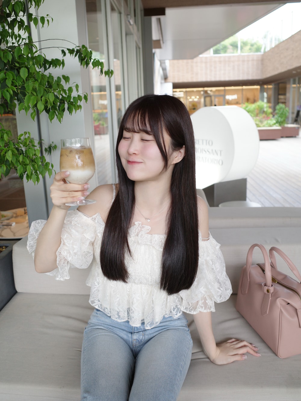 ホワイト系のシャツ/ブラウス、ピンク系のバッグ、ブルー系のデニムパンツを着用したレディースの春コーディネートの3枚目の写真