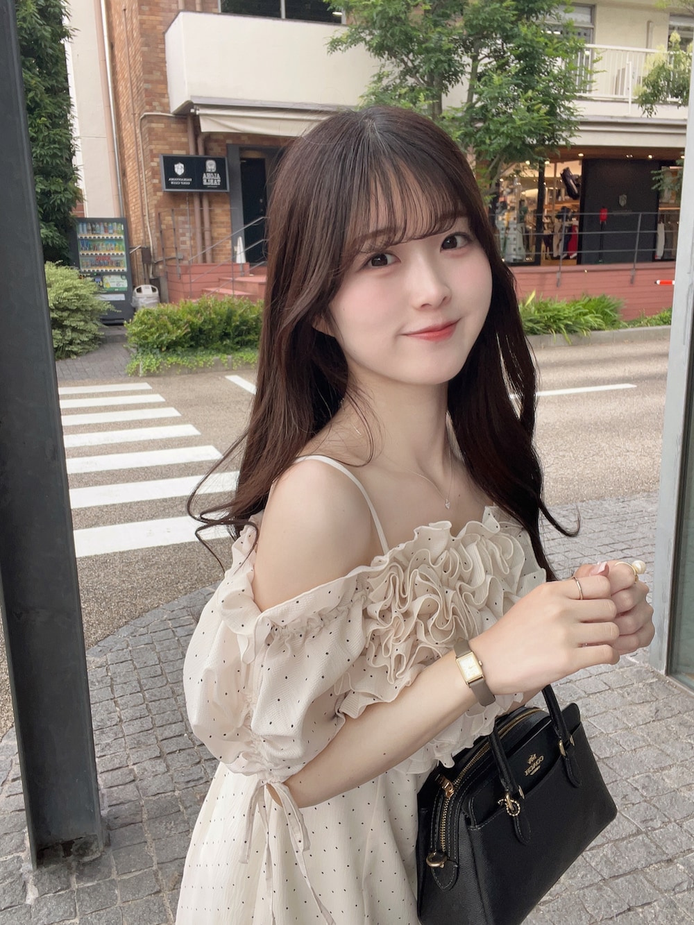 ブラック系のバッグ、その他のワンピースを着用したレディースの夏コーディネートの3枚目の写真