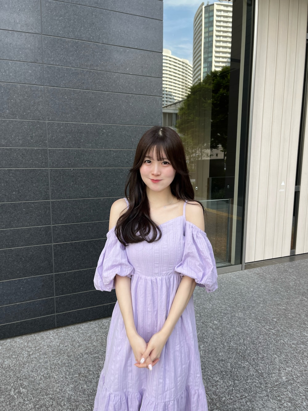 パープル系のワンピース/ドレスを着用したレディースの春コーディネートの2枚目の写真
