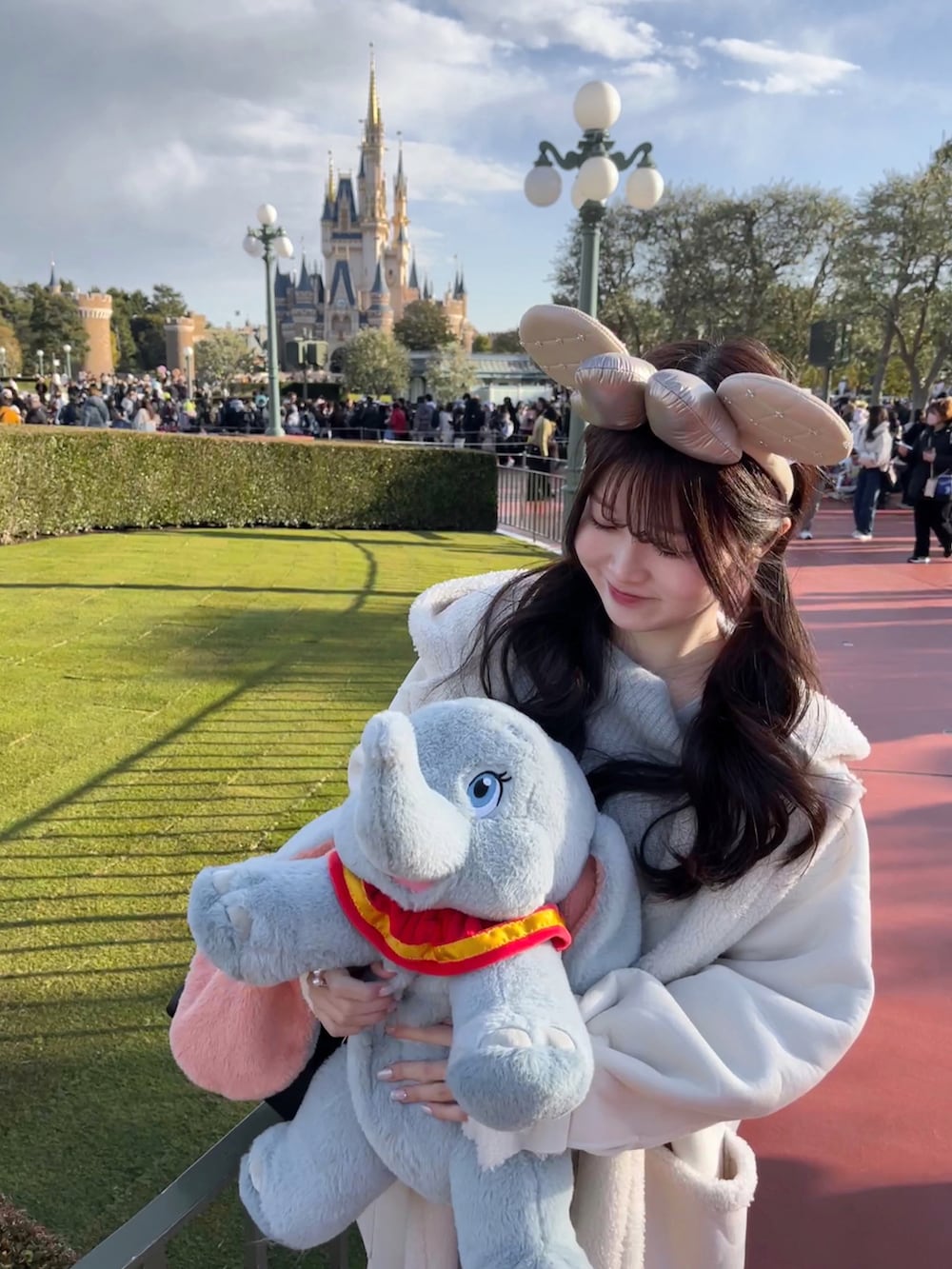 ブルー系のニット/セーター、ホワイト系のダッフルコートを着用したレディースの冬コーディネートの2枚目の写真