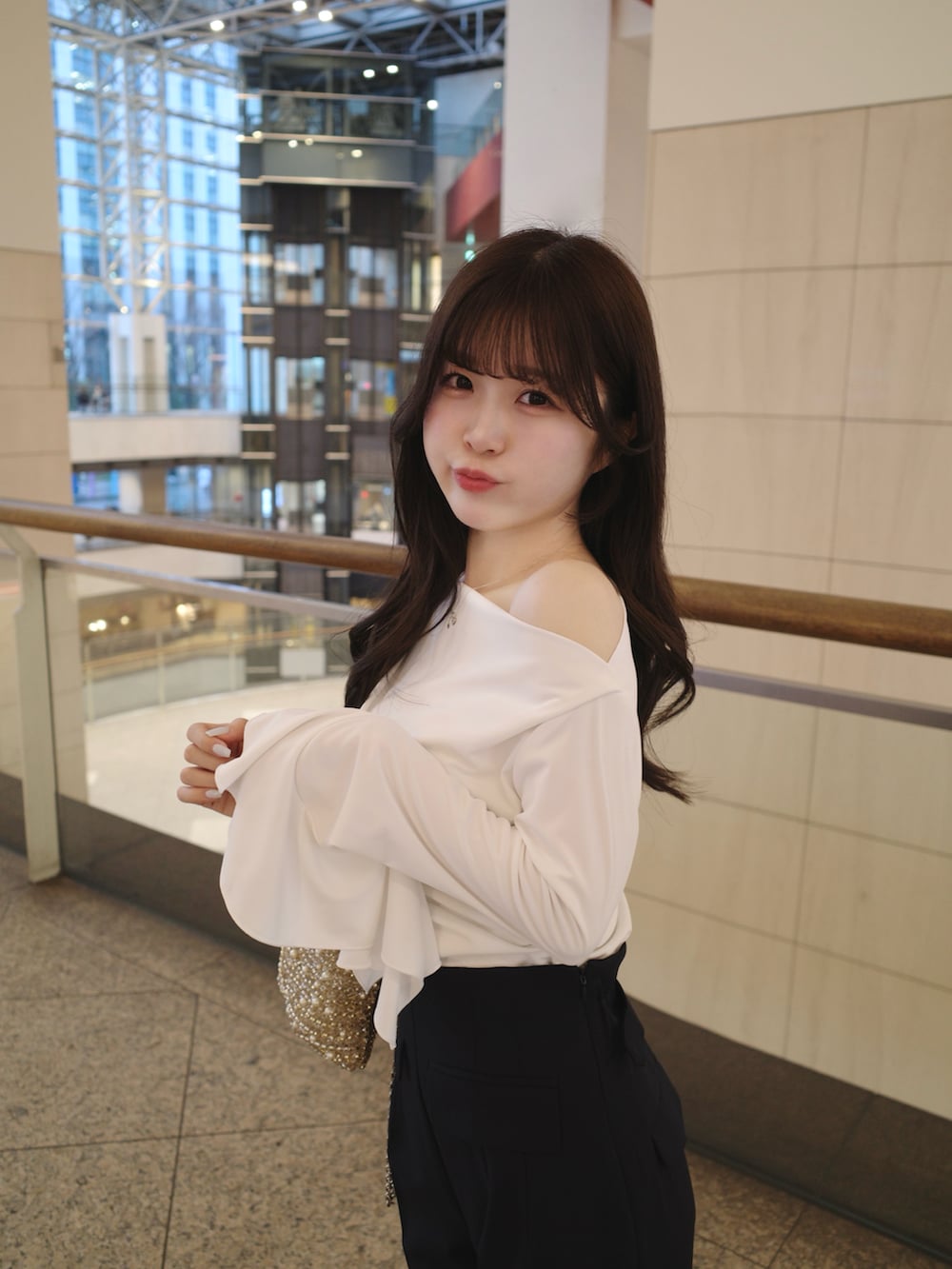 ホワイト系のパンプス、ブルー系のパンツ、ホワイト系のトップスを着用したレディースの春コーディネートの4枚目の写真