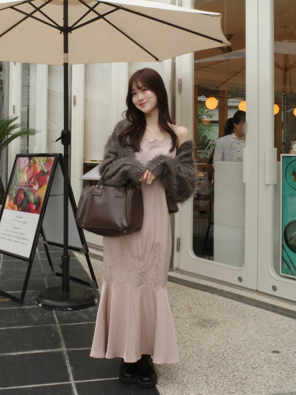 グレー系のカーディガン/ボレロ、ブラウン系のボストンバッグ、ベージュ系のワンピース/ドレスを着用したレディースの秋コーディネートの2枚目の写真