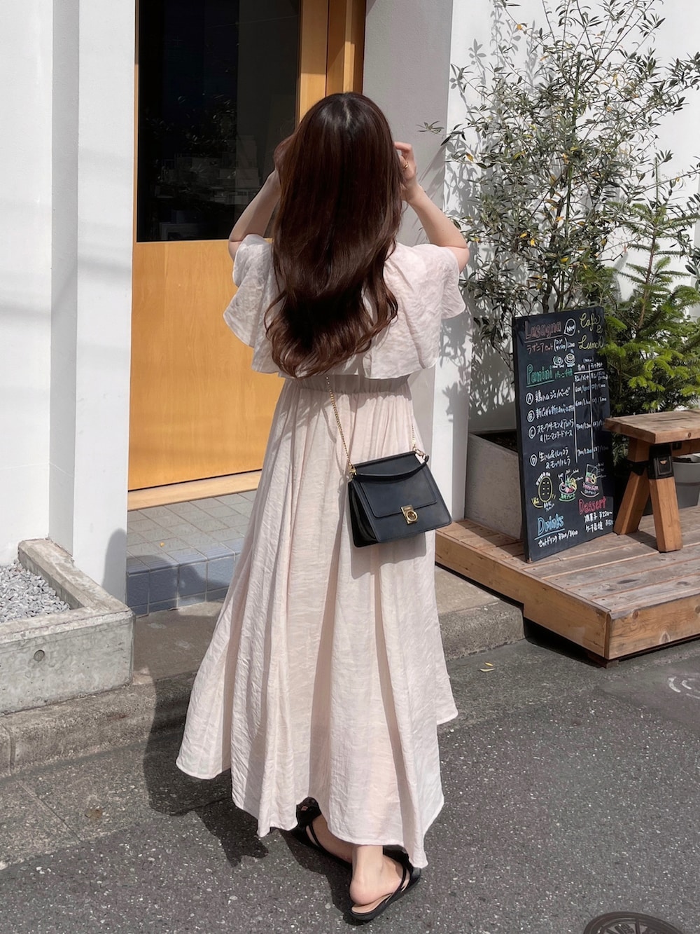 ブラック系のバッグ、ピンク系のワンピース/ドレスを着用したレディースの夏コーディネートの2枚目の写真