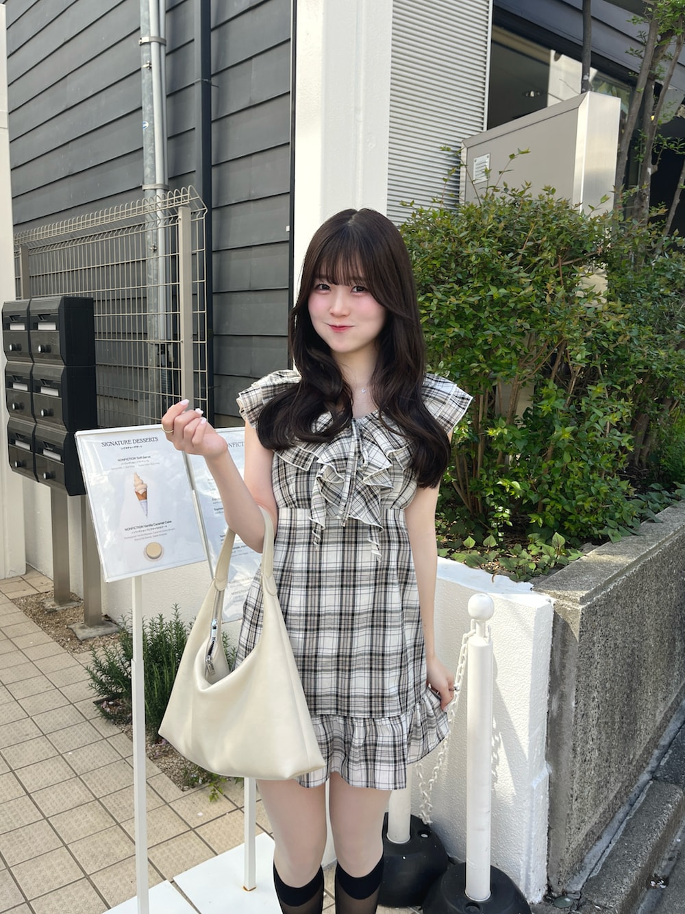 ブラック系のワンピース/ドレスを着用したレディースの春コーディネートの3枚目の写真