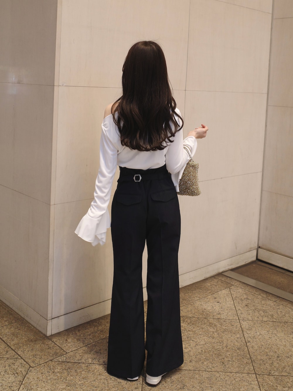 ホワイト系のパンプス、ブルー系のパンツ、ホワイト系のトップスを着用したレディースの春コーディネートの3枚目の写真