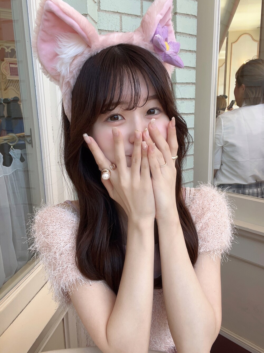 ピンク系のワンピース、ホワイト系のトートバッグを着用したレディースの夏コーディネートの2枚目の写真