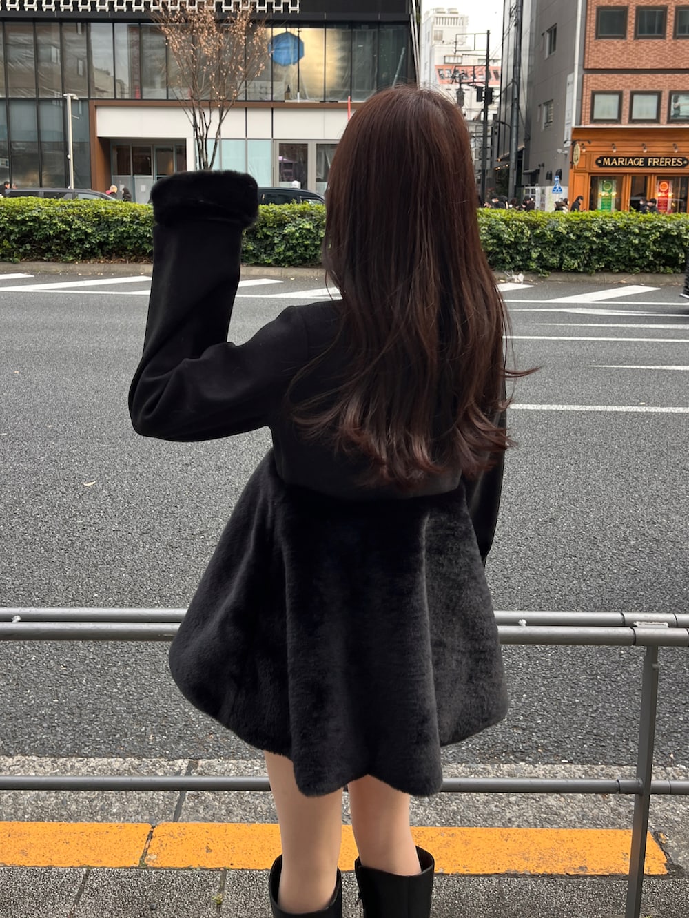 ブラック系のワンピース/ドレス、ブラック系のブーツを着用したレディースの冬コーディネートの3枚目の写真