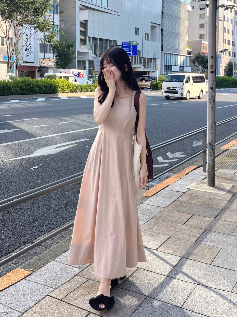 ベージュ系のワンピース/ドレス、ブラック系のサンダルを着用したレディースの夏コーディネートの2枚目の写真
