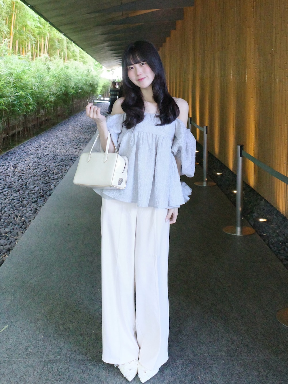 ホワイト系のその他パンツ、グレー系のベストを着用したレディースの夏コーディネートの2枚目の写真