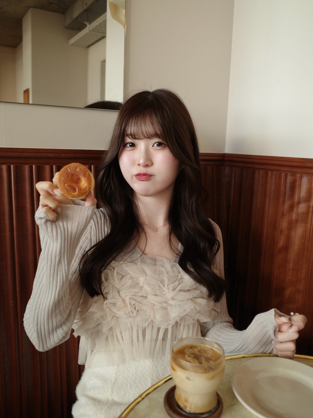 ホワイト系のシャツ/ブラウス、ホワイト系のショルダーバッグ、ホワイト系のスカートを着用したレディースの春コーディネートの3枚目の写真