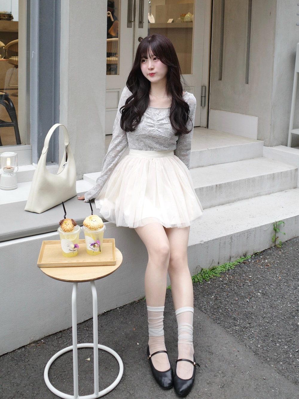 ブルー系のTシャツ/カットソー、ホワイト系のスカート、ブラック系のバレエシューズを着用したレディースの春コーディネートの2枚目の写真