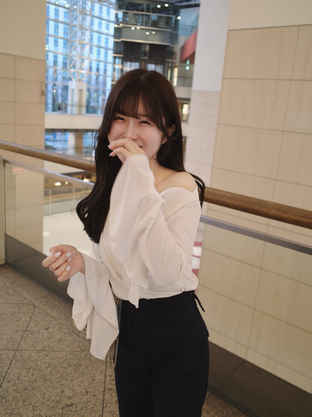 ホワイト系のパンプス、ブルー系のパンツ、ホワイト系のトップスを着用したレディースの春コーディネートの5枚目の写真