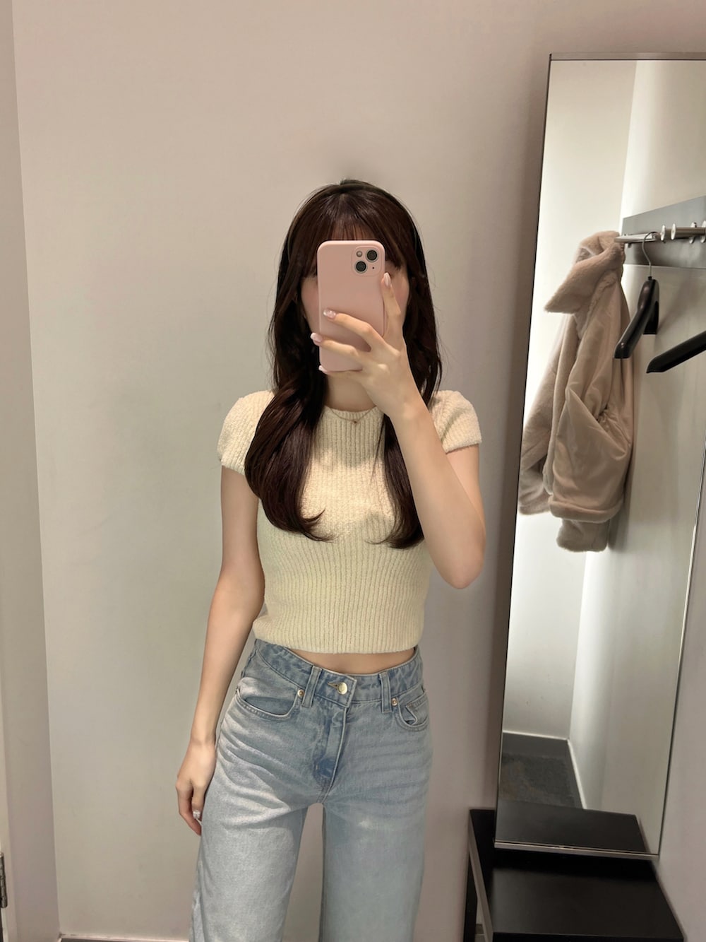 ホワイト系のTシャツ/カットソー、ブルー系のパンツを着用したレディースの夏コーディネートの2枚目の写真